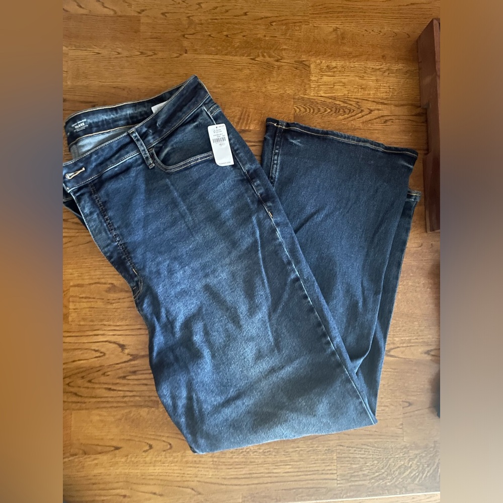 NWT Old Navy higher high rise flares. Size 18.